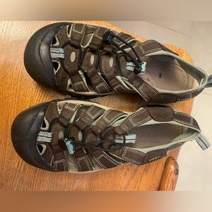 Keen women’s closed toe sandal US 8.5